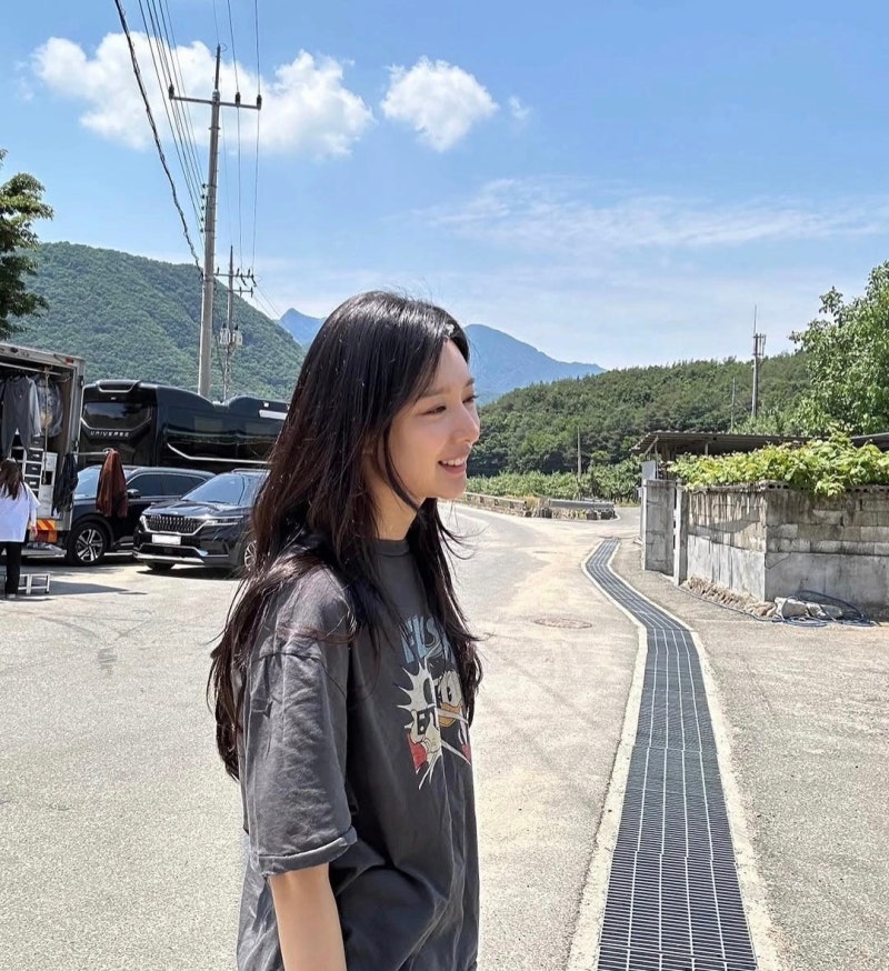 Journalists Were Shook By Her Real-Life Presence. Here is Kim Jiwon's Fashion.