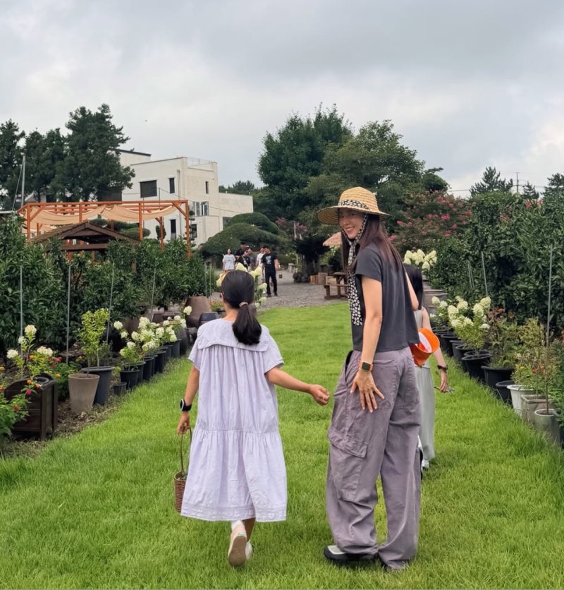 She Has a 9-Year-Old Daughter and Looks Like This—Actress Han Chae-ah\'s Casual Uniform