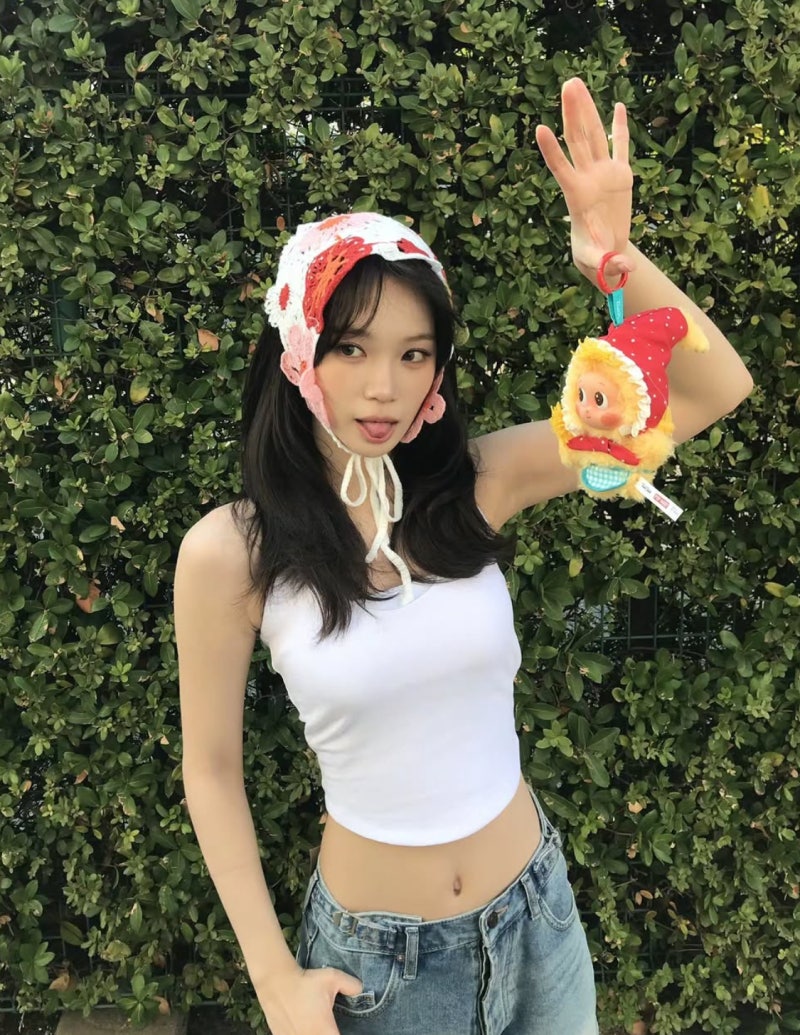 “10” male students swarmed in to take photos on graduation day… A female idol whose casual clothes make sense.
