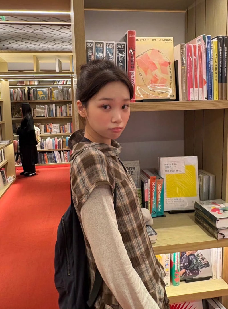 “10” male students swarmed in to take photos on graduation day… A female idol whose casual clothes make sense.