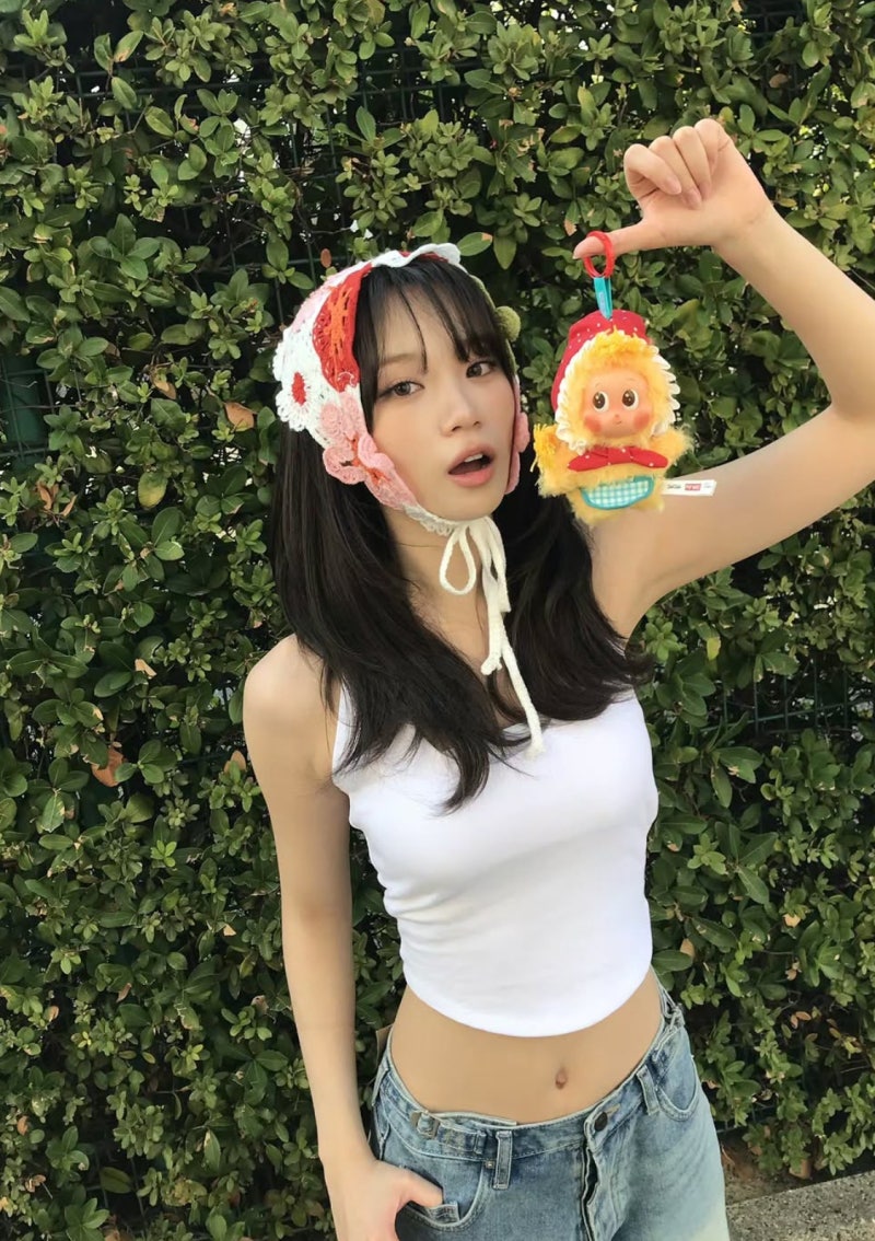 “10” male students swarmed in to take photos on graduation day… A female idol whose casual clothes make sense.