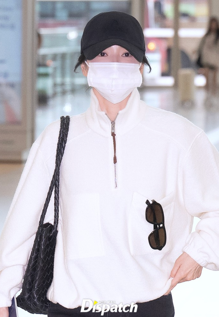 Real-time airport fashion of a top actress in her 40s who is told, “Your style has really improved lately.”