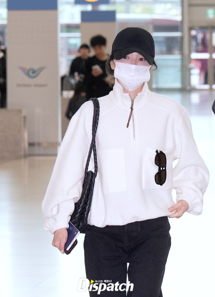 Real-time airport fashion of a top actress in her 40s who is told, “Your style has really improved lately.”