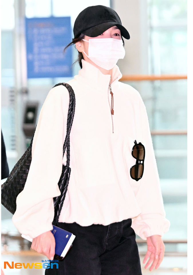 Real-time airport fashion of a top actress in her 40s who is told, “Your style has really improved lately.”