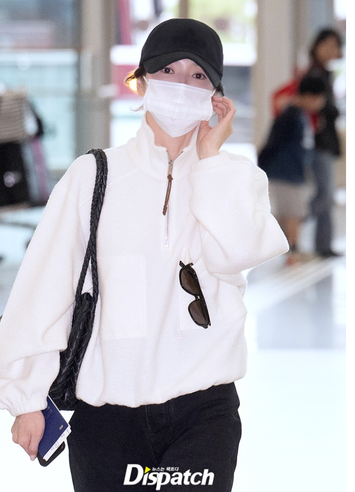 Real-time airport fashion of a top actress in her 40s who is told, “Your style has really improved lately.”
