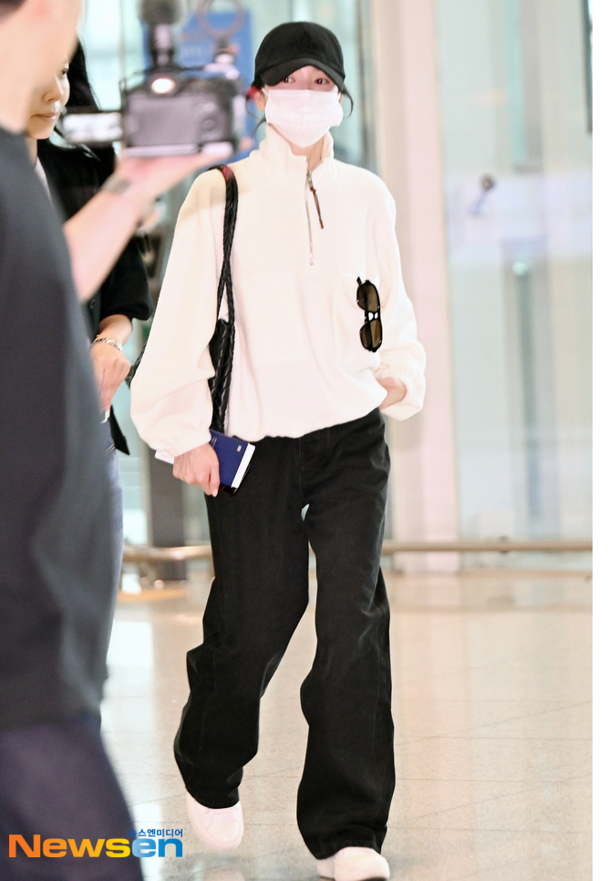 Real-time airport fashion of a top actress in her 40s who is told, “Your style has really improved lately.”