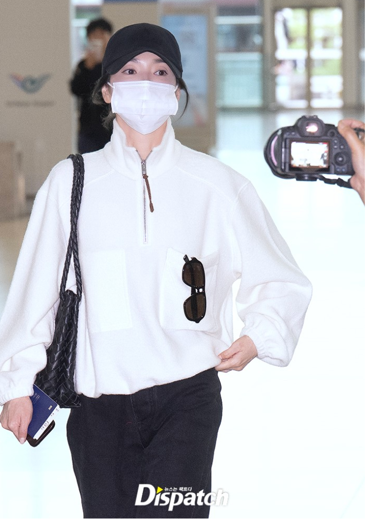 Real-time airport fashion of a top actress in her 40s who is told, “Your style has really improved lately.”