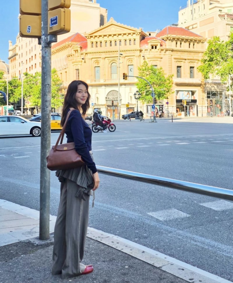 “Is she really 42?”… An actress in her 40s with a tall 172cm frame and an exceptional fit in casual clothes