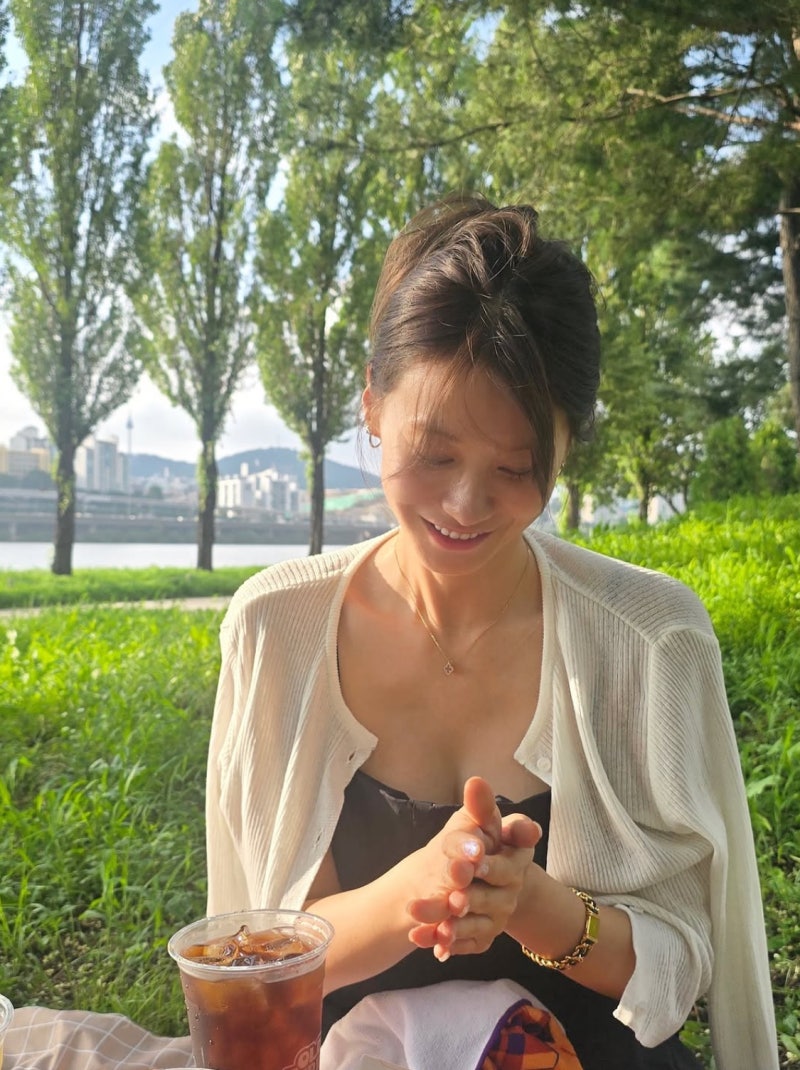 “Is she really 42?”… An actress in her 40s with a tall 172cm frame and an exceptional fit in casual clothes