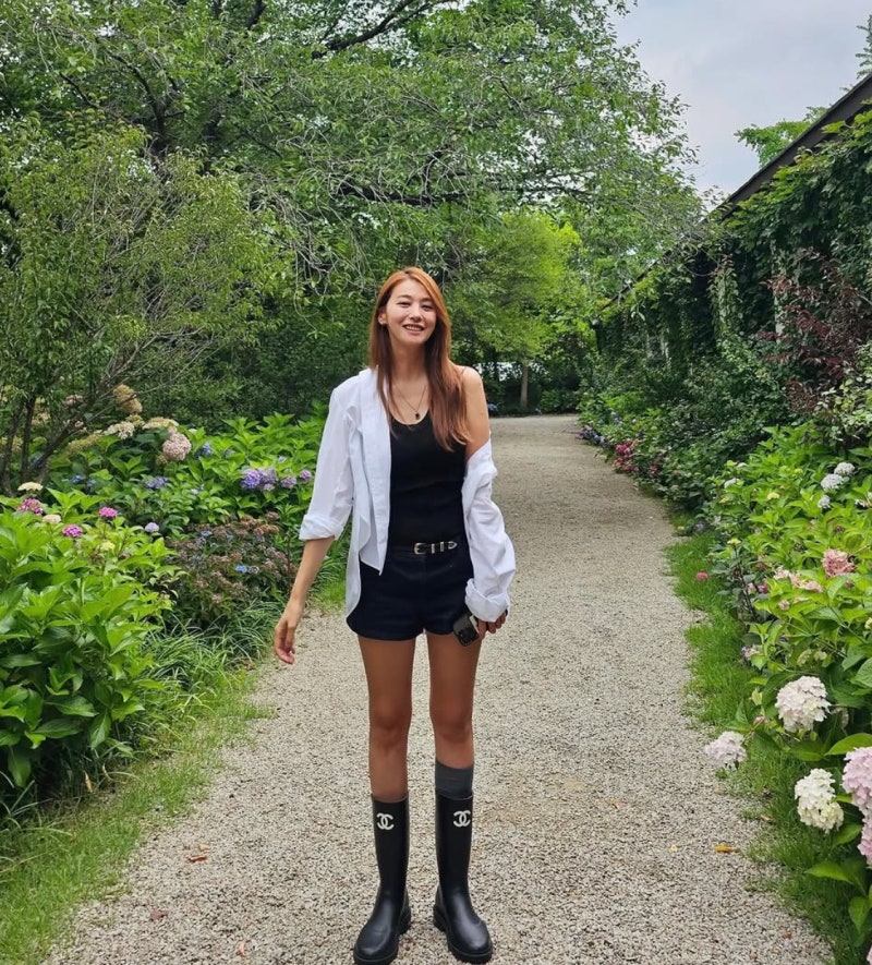 “Is she really 42?”… An actress in her 40s with a tall 172cm frame and an exceptional fit in casual clothes