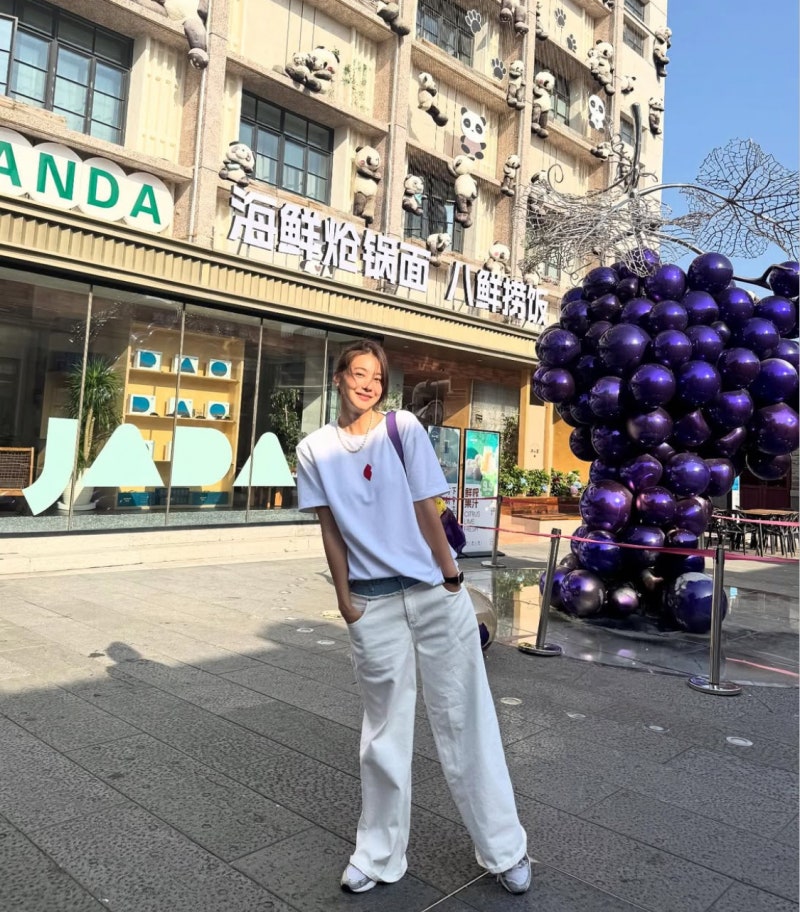 “Is she really 42?”… An actress in her 40s with a tall 172cm frame and an exceptional fit in casual clothes