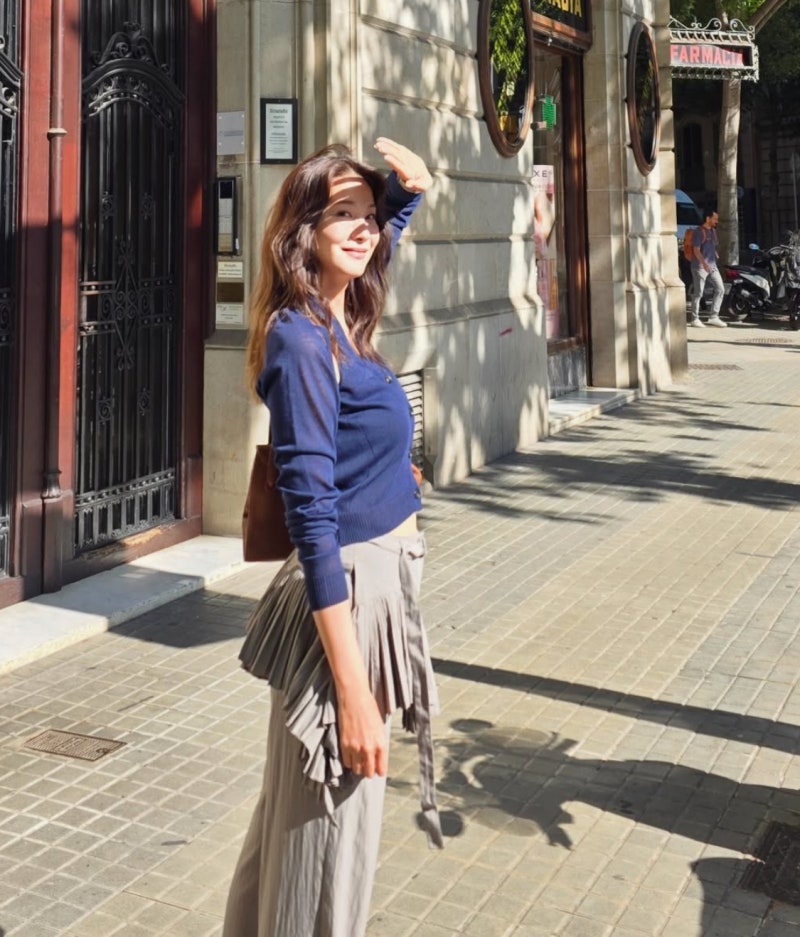 “Is she really 42?”… An actress in her 40s with a tall 172cm frame and an exceptional fit in casual clothes