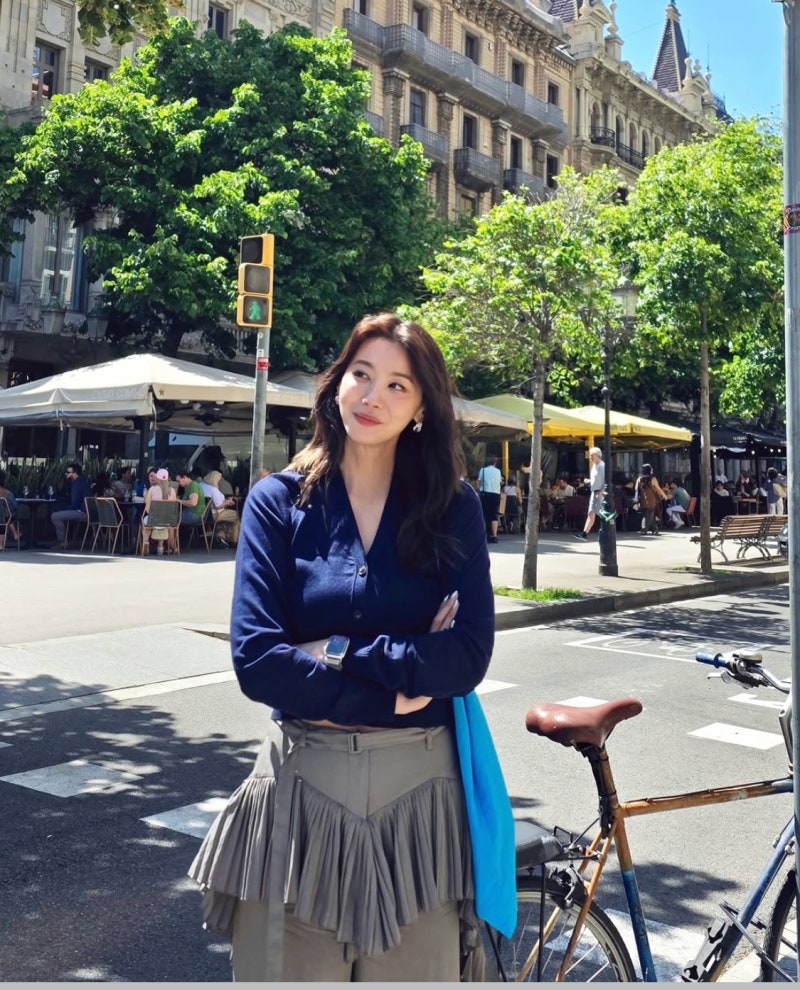 “Is she really 42?”… An actress in her 40s with a tall 172cm frame and an exceptional fit in casual clothes