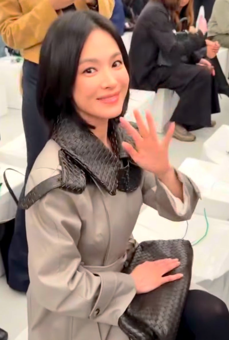 “Is she really 44?”… Top actress who stole the spotlight with her visuals upon appearing at Bottega Fashion Week