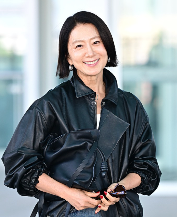“Where did your eyebrows go?”… 59-year-old Kim Hee-ae also joins the ‘eyebrow bleaching’ trend
