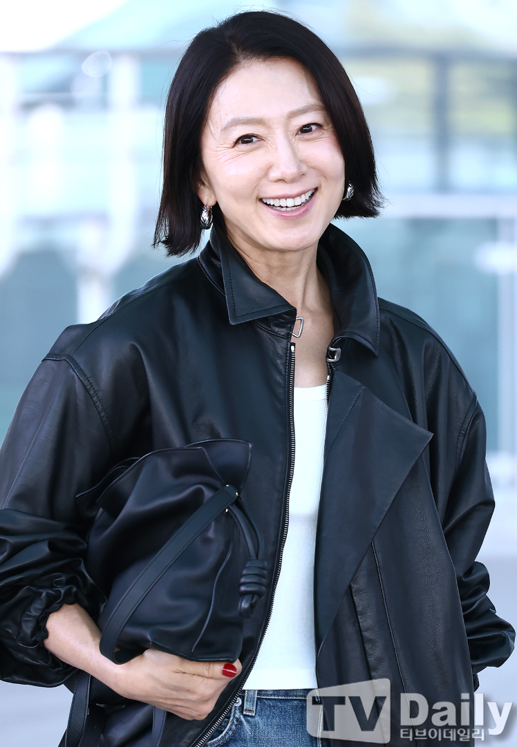 “Where did your eyebrows go?”… 59-year-old Kim Hee-ae also joins the ‘eyebrow bleaching’ trend