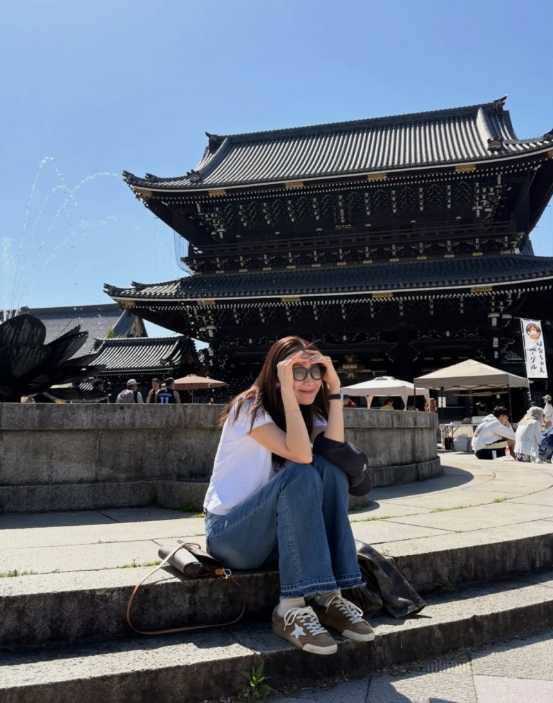 “51 years into marriage and still looks youthful”… Top actress’s ageless casual fashion