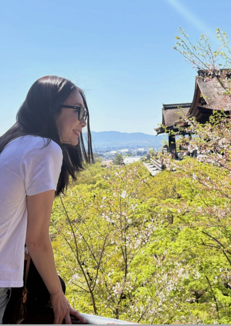 “51 years into marriage and still looks youthful”… Top actress’s ageless casual fashion