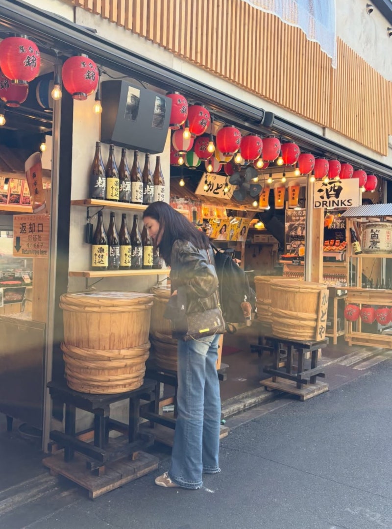 “51 years into marriage and still looks youthful”… Top actress’s ageless casual fashion