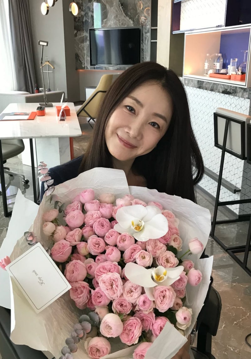 “51 years into marriage and still looks youthful”… Top actress’s ageless casual fashion
