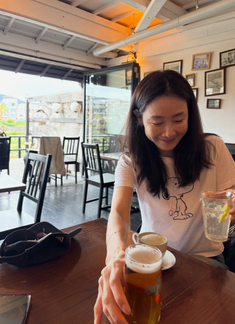 “51 years into marriage and still looks youthful”… Top actress’s ageless casual fashion