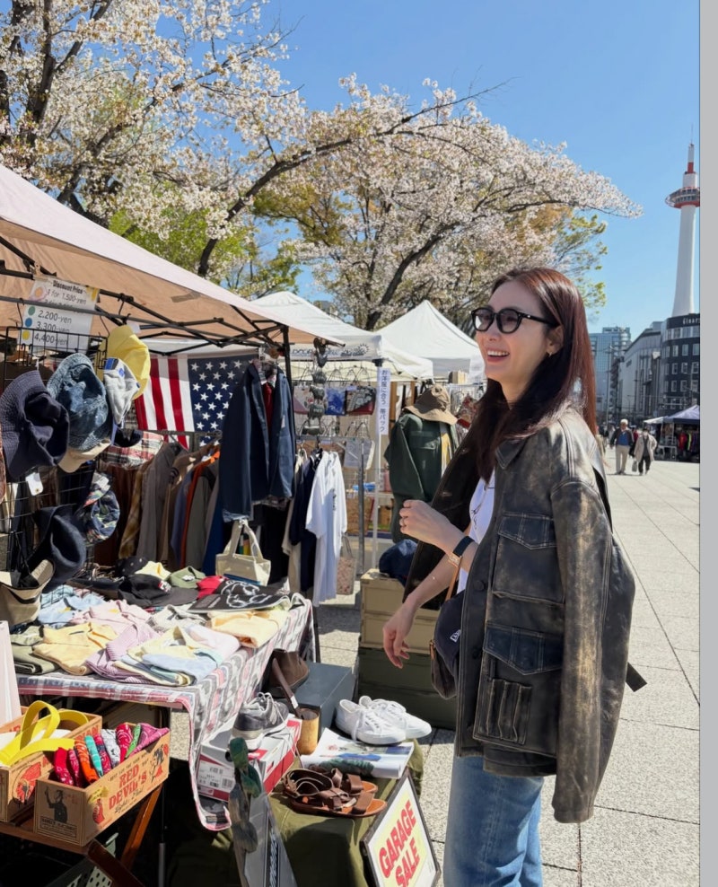 “51 years into marriage and still looks youthful”… Top actress’s ageless casual fashion