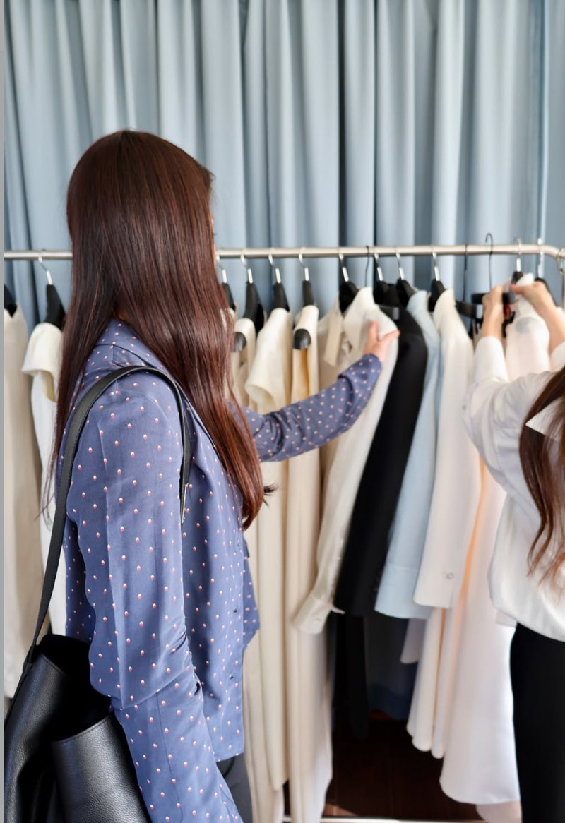 “Thought it was just an ordinary shirt look, but it costs as much as a car”… Lee Si-young’s casual fashion, at least in the “37 million won range”