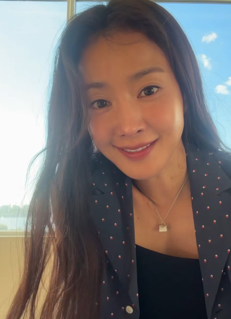 “Thought it was just an ordinary shirt look, but it costs as much as a car”… Lee Si-young’s casual fashion, at least in the “37 million won range”