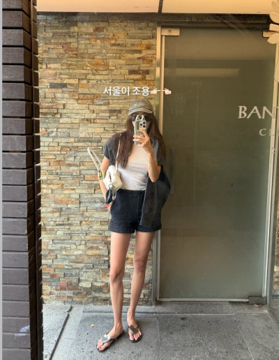 "Mom of a 9-year-old daughter...?" Celebrity-level beauty, a 40-something celebrity who looks like she's in her 20s in casual clothes