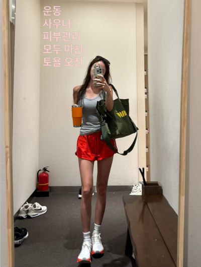 "Mom of a 9-year-old daughter...?" Celebrity-level beauty, a 40-something celebrity who looks like she's in her 20s in casual clothes