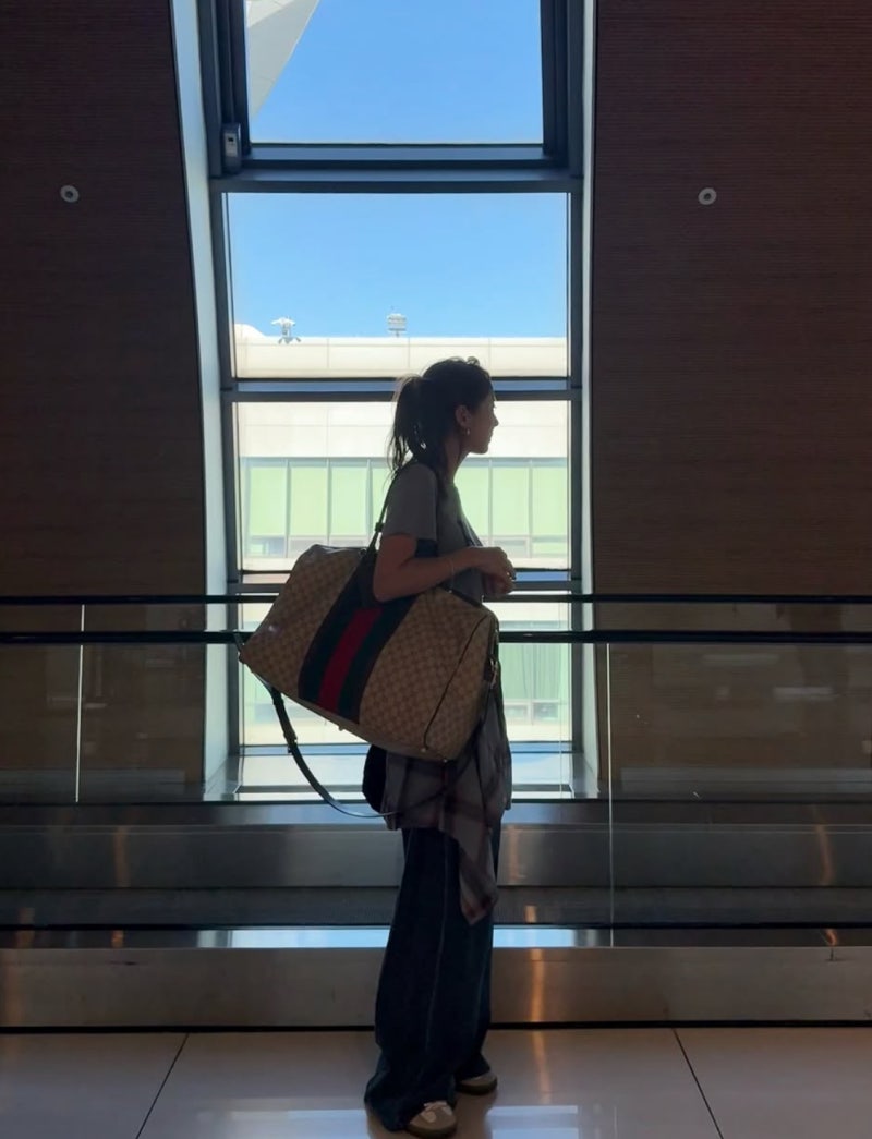 "Mom of a 9-year-old daughter...?" Celebrity-level beauty, a 40-something celebrity who looks like she's in her 20s in casual clothes
