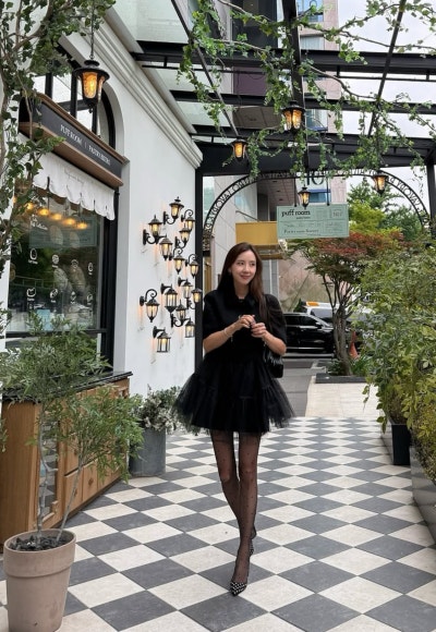 "Mom of a 9-year-old daughter...?" Celebrity-level beauty, a 40-something celebrity who looks like she's in her 20s in casual clothes
