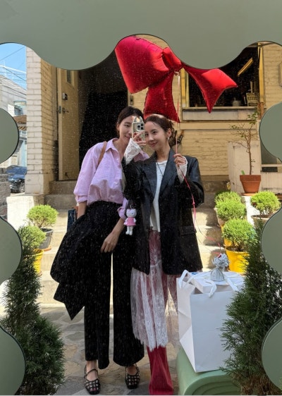 "Mom of a 9-year-old daughter...?" Celebrity-level beauty, a 40-something celebrity who looks like she's in her 20s in casual clothes