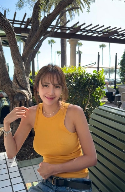 "Mom of a 9-year-old daughter...?" Celebrity-level beauty, a 40-something celebrity who looks like she's in her 20s in casual clothes