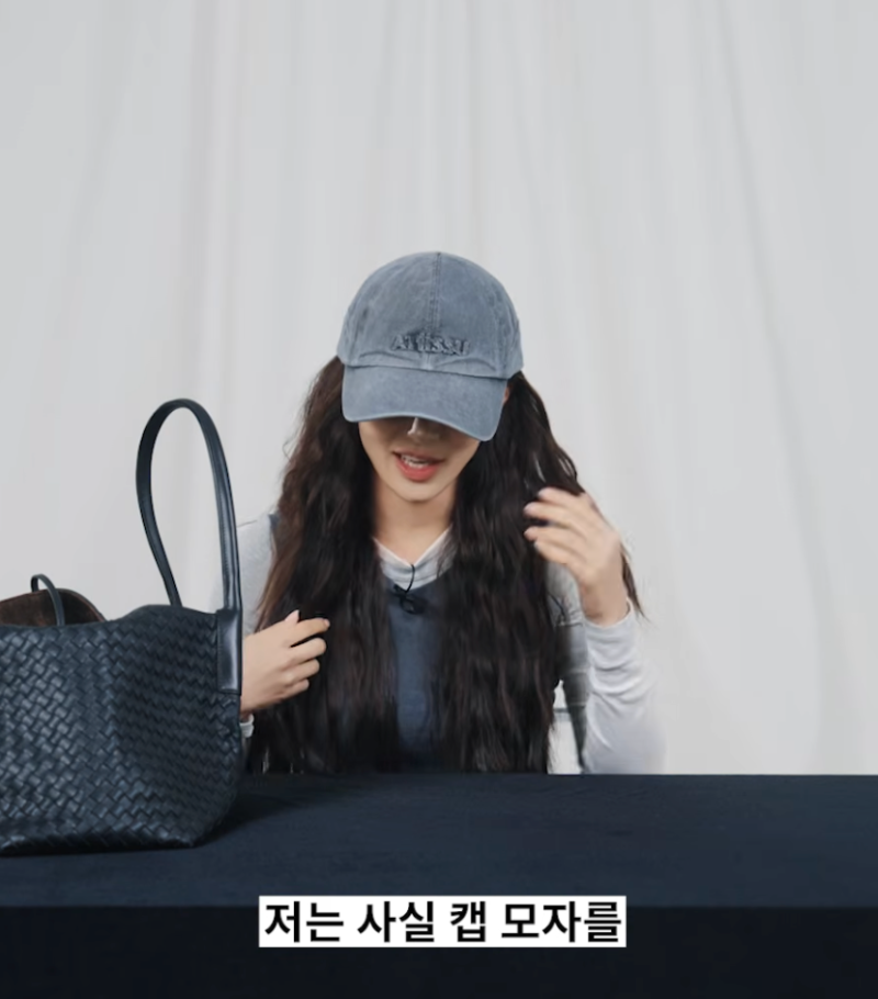 “It’s the best for covering up a bare face”… A baseball cap said to be a current idol’s favorite item