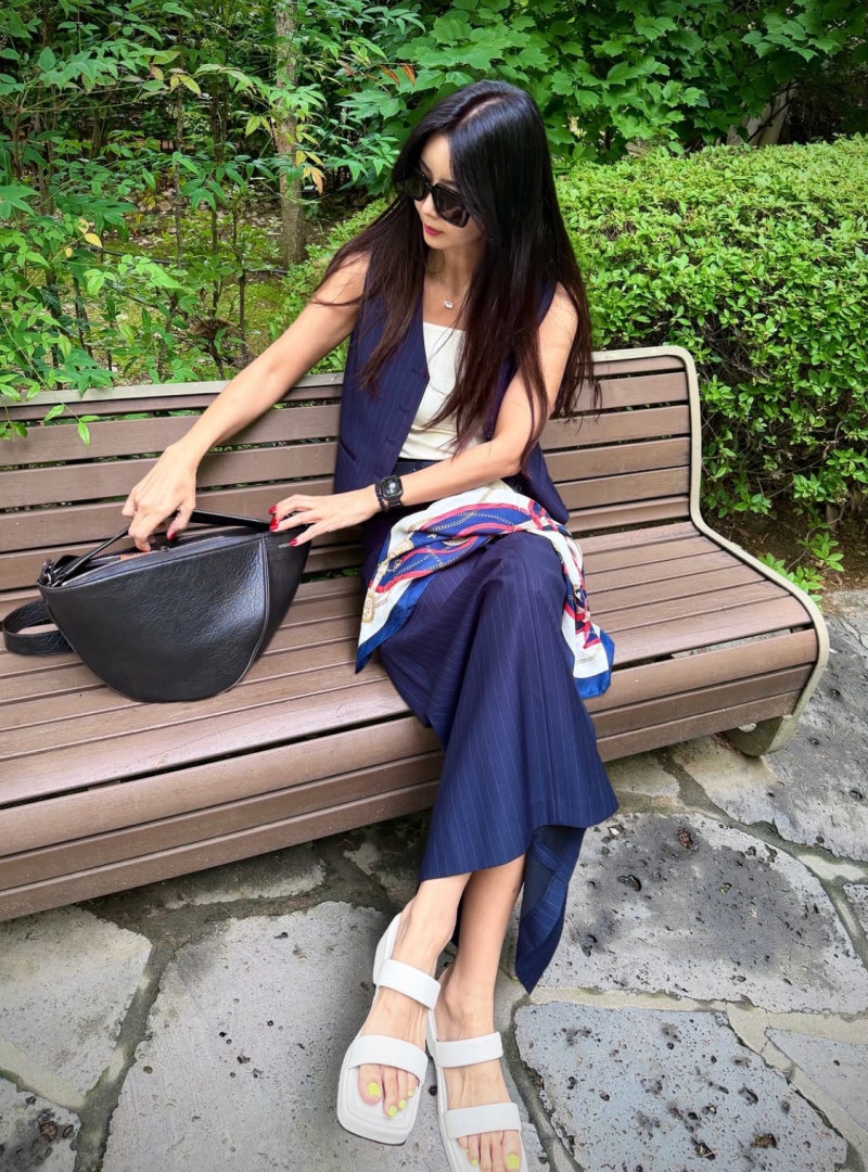 “Even though her kimchi business has an annual revenue of 4.5 billion won”… An actress in her 40s carrying a "680,000 won bag" instead of a luxury handbag
