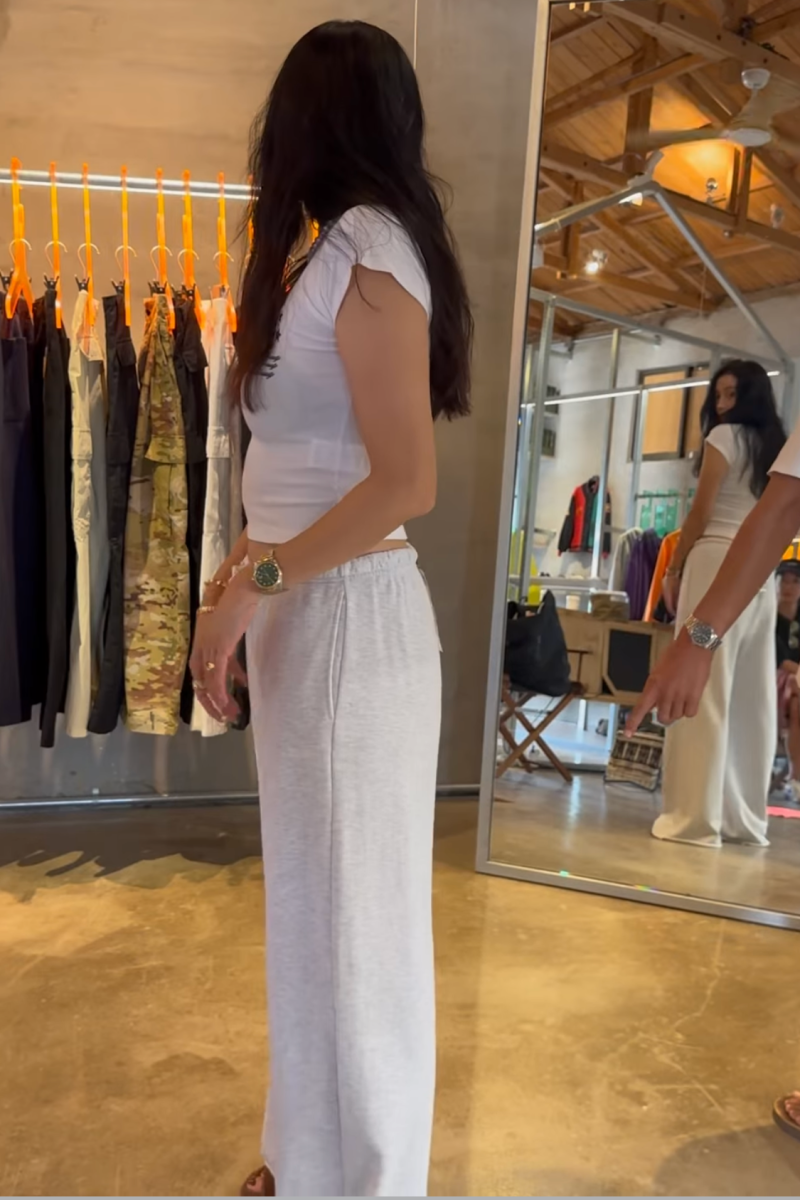 “Remarried 11 years after divorce”… 45-year-old actress with extraordinary proportions even in sneakers