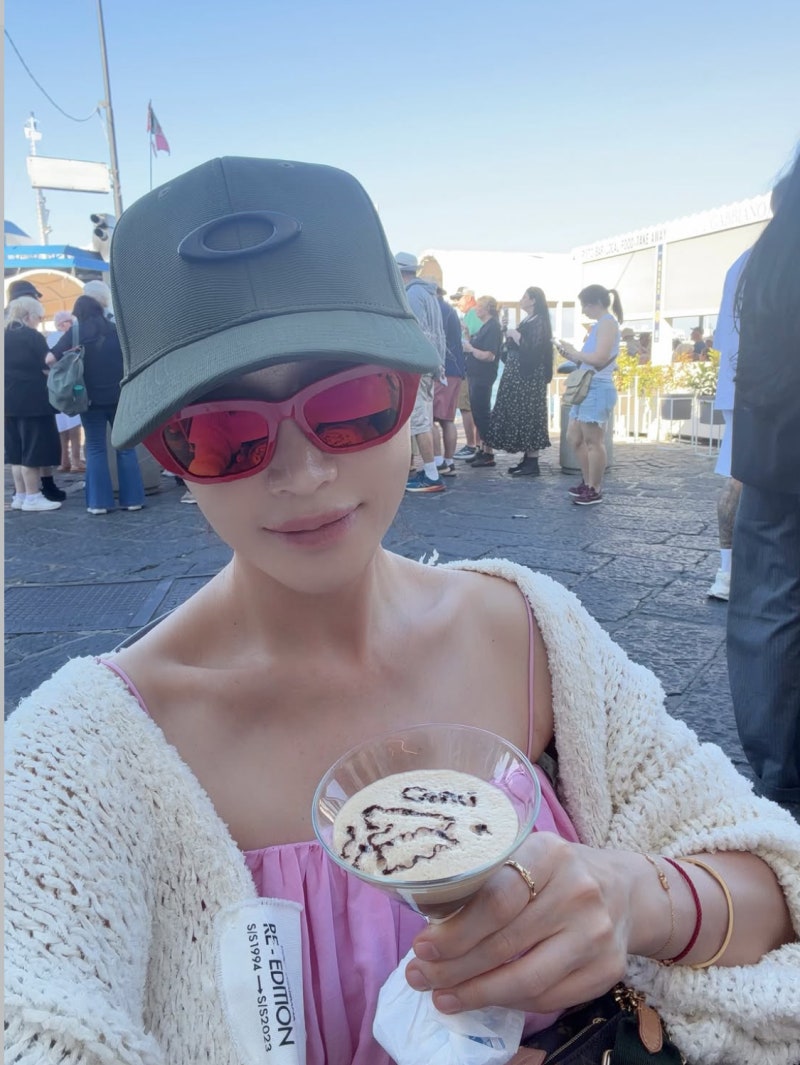 “You must have a lot of designer bags, so this is unexpected”… Actress in her 50s completes Italy travel look with just one bag