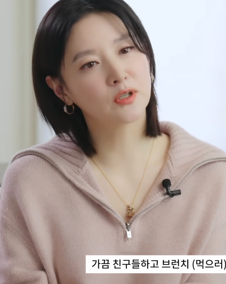 "Always when going to meet a friend..." The luxury bag Lee Young-ae is said to carry often these days