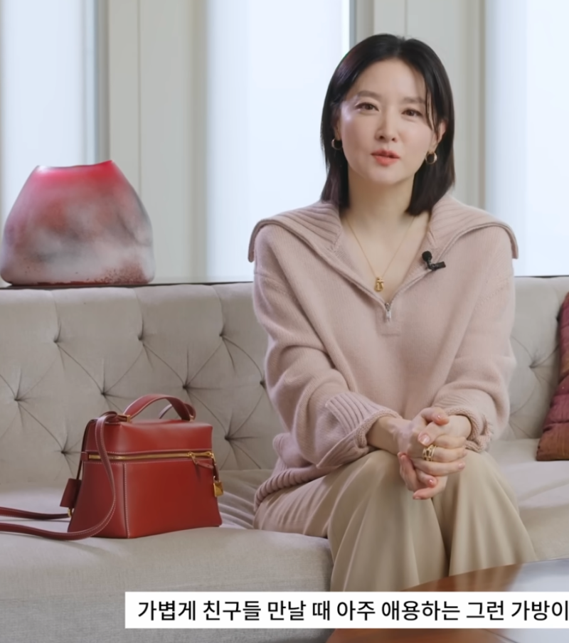 "Always when going to meet a friend..." The luxury bag Lee Young-ae is said to carry often these days
