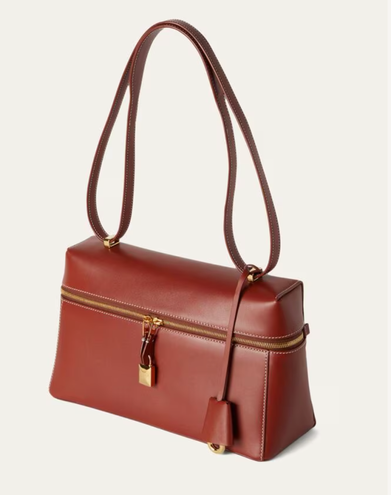 "Always when going to meet a friend..." The luxury bag Lee Young-ae is said to carry often these days
