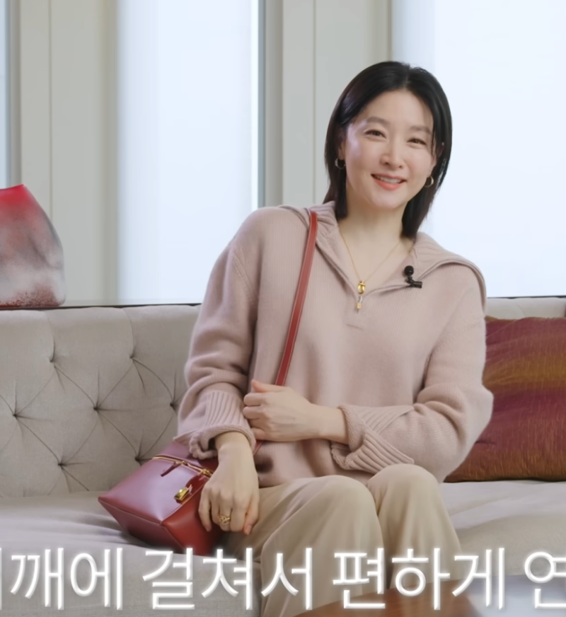 "Always when going to meet a friend..." The luxury bag Lee Young-ae is said to carry often these days
