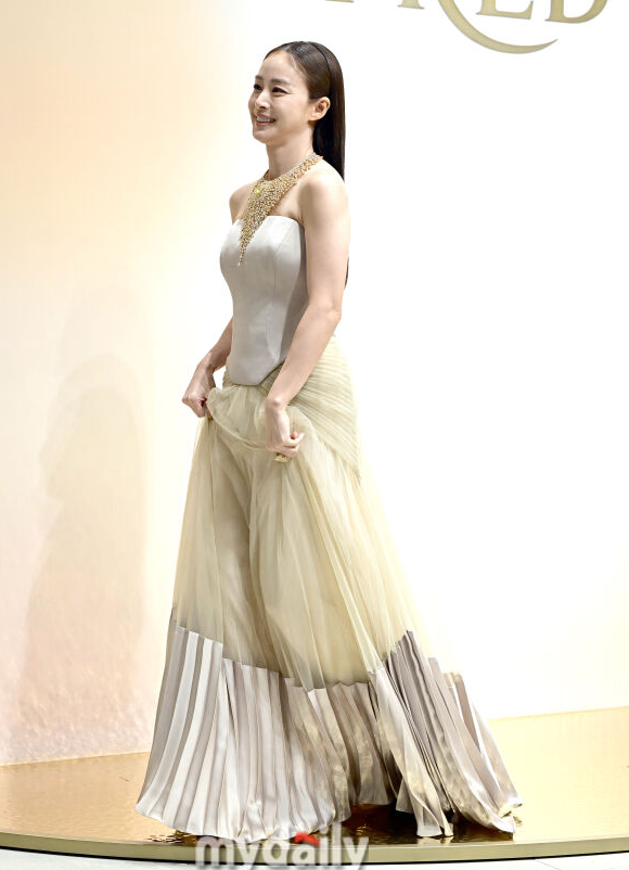 “Same event, similar dress, so why is the reaction like this?”… 44-year-old Lee Min-jung vs. 46-year-old Kim Tae-hee