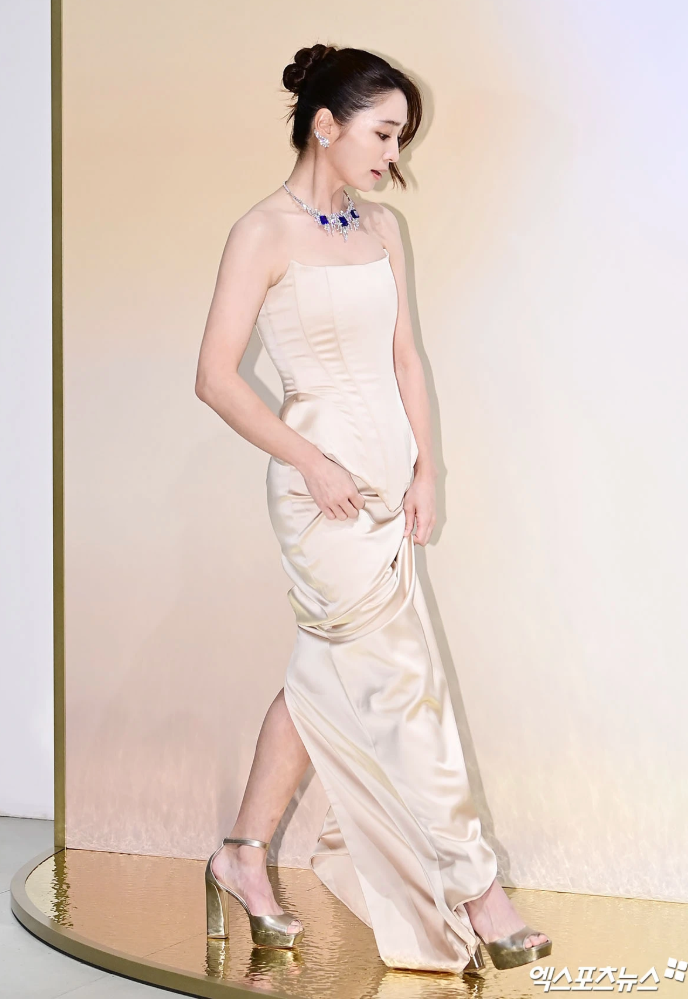 “Same event, similar dress, so why is the reaction like this?”… 44-year-old Lee Min-jung vs. 46-year-old Kim Tae-hee