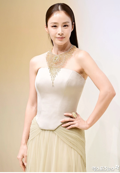 “Same event, similar dress, so why is the reaction like this?”… 44-year-old Lee Min-jung vs. 46-year-old Kim Tae-hee