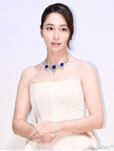 “Same event, similar dress, so why is the reaction like this?”… 44-year-old Lee Min-jung vs. 46-year-old Kim Tae-hee