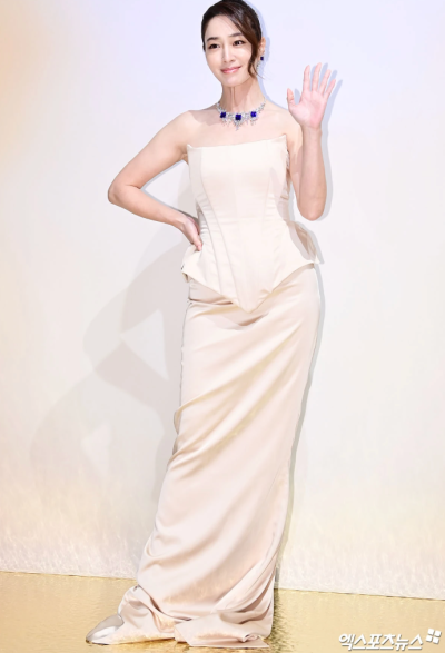“Same event, similar dress, so why is the reaction like this?”… 44-year-old Lee Min-jung vs. 46-year-old Kim Tae-hee