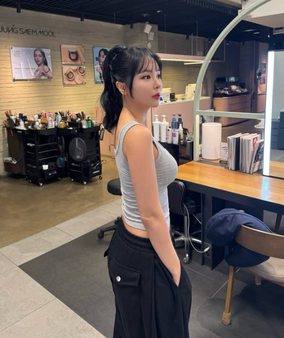 At 40, Trot Queen Hong Jin-young Masters the Art of Effortless Summer Style