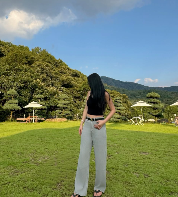 At 40, Trot Queen Hong Jin-young Masters the Art of Effortless Summer Style