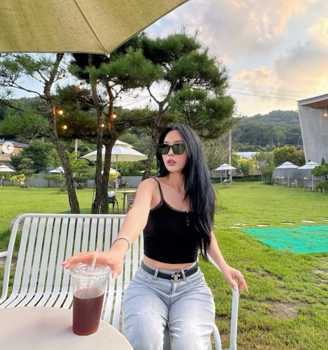 At 40, Trot Queen Hong Jin-young Masters the Art of Effortless Summer Style